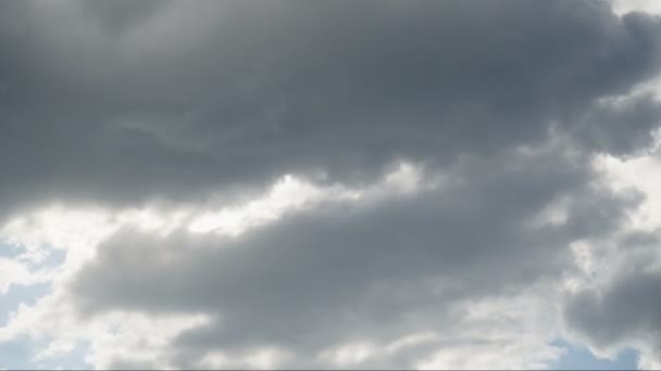 Hermosas nubes blancas se elevan a través de la pantalla en la moda de lapso de tiempo sobre un fondo azul profundo . — Vídeo de stock