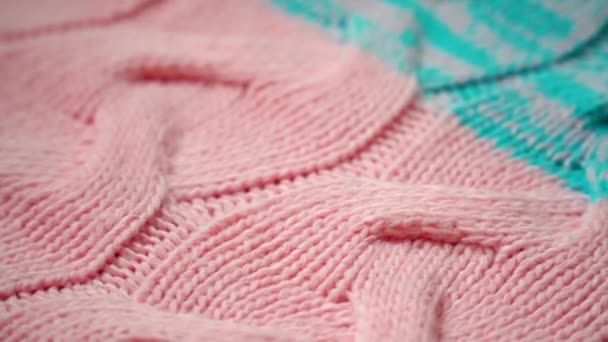 Ζεστά πλεκτά πουλόβερ με ένα μοτίβο — Αρχείο Βίντεο