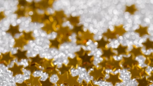 Gnistrande glitter i form av en stjärna. Närbild på en silver bakgrund — Stockvideo