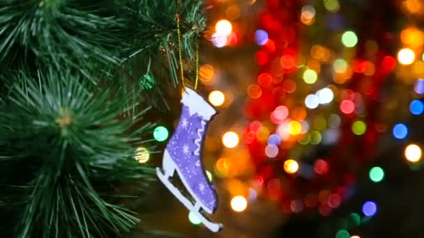Julklappsleksaker på julgranen. Julen Eco leksak skridskor — Stockvideo