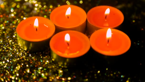 Las velas encendidas sobre el fondo de brillo en la degradación — Vídeo de stock