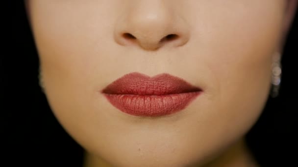 La chica hace un beso de aire con sus labios — Vídeo de stock