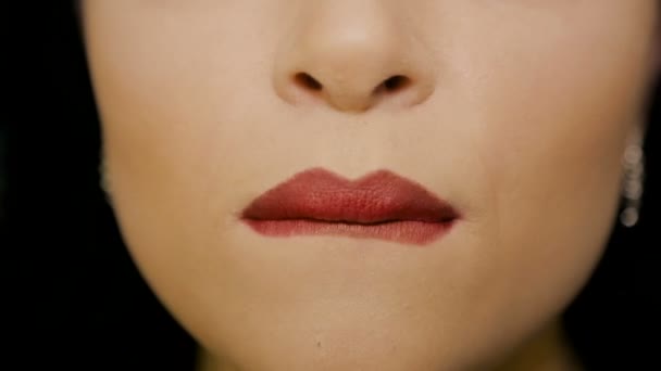 Kvinna slickar sina läppar med rött läppstift — Stockvideo