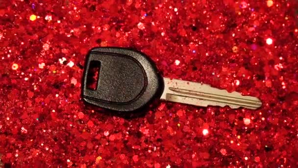 Car key against the background of red glitter — Stock Video