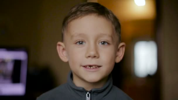 Мальчик улыбается без зубов. — стоковое видео