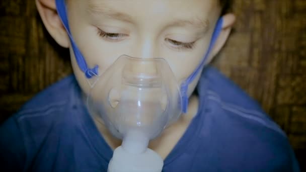 Chlapec dýchá přes inhalátor. — Stock video
