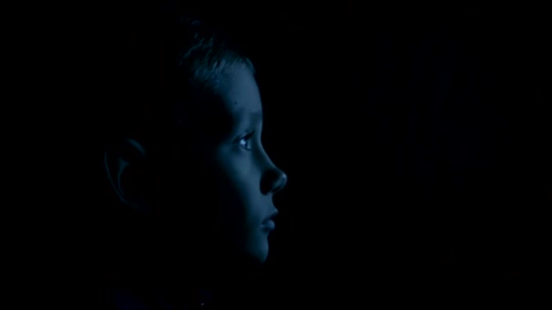 A gyermek a sötétben tévénézés — Stock videók