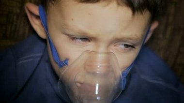 Çocuk solunum cihazından nefes alıyor.