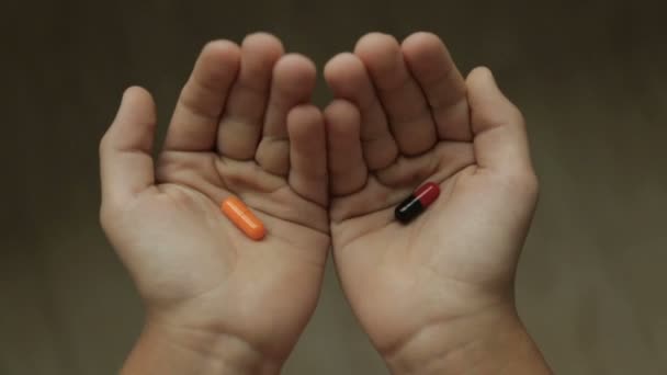 Das Medikament in Kinderhänden — Stockvideo