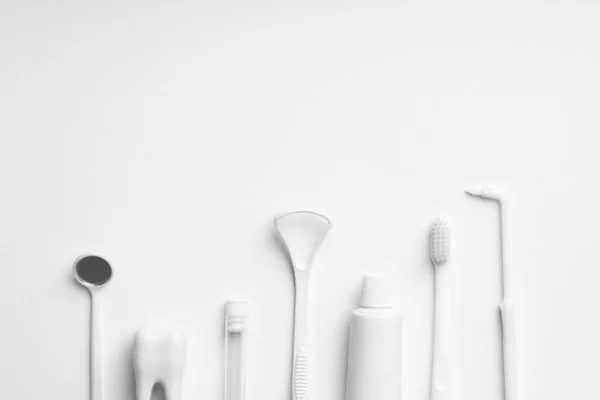 Bílá a monotónní barva zubní péče & zubní kartáček set pro čisté — Stock fotografie