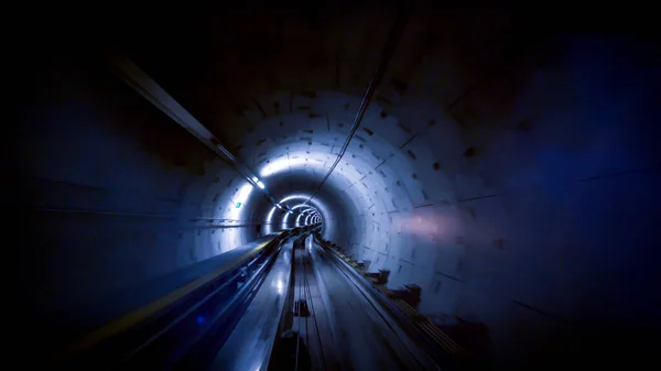 Um túnel para trens no aeroporto de Zurique, velocidade e tecnologia co — Fotografia de Stock