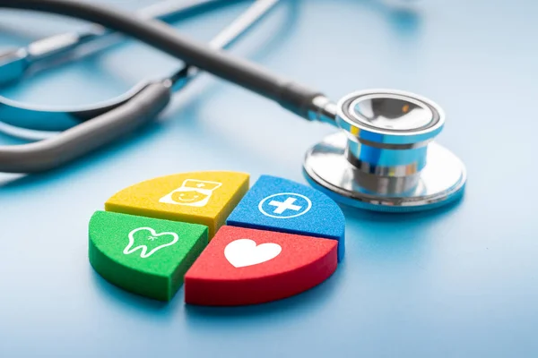 Медицинская икона на головоломке для глобального здравоохранения — стоковое фото
