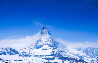 İsviçre, Zermatt 'taki Matterhorn' un tepesinde.