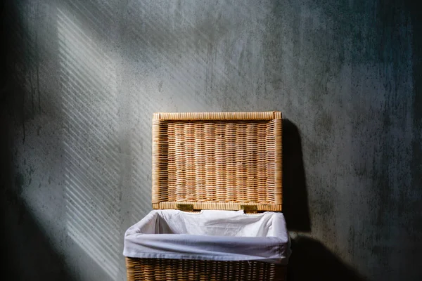 Καλάθι πετσετών στο μπάνιο του ξενοδοχείου σε στυλ loft — Φωτογραφία Αρχείου
