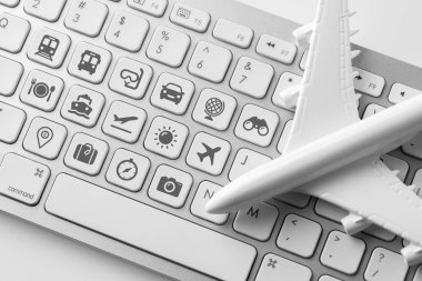 Online rezervasyon kavramı için bilgisayar klavyesindeki seyahat simgesi
