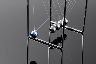 Newton topları, Dengeleme beşik iş kavramı Studio