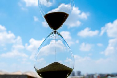 Gökyüzü ve iş dünyası kavramına sahip kum saati