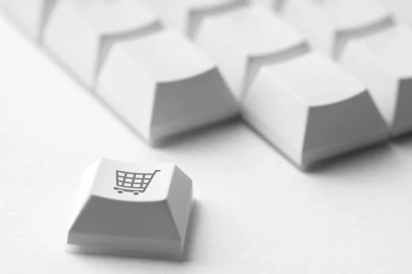 Иконка интернет-покупок и бизнеса на клавиатуре ретро-компьютера — стоковое фото