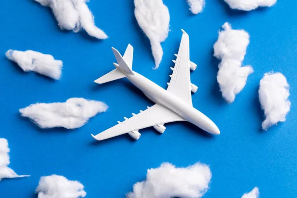 Modello di aereo per biglietto online e concetto di turismo — Foto Stock