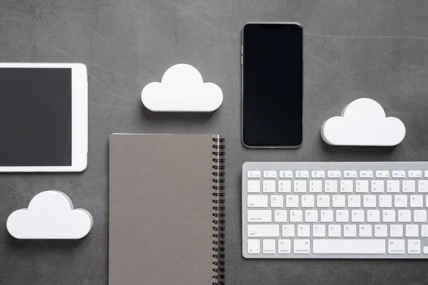 Icona della tecnologia cloud per il concetto di business globale su una scrivania da — Foto Stock