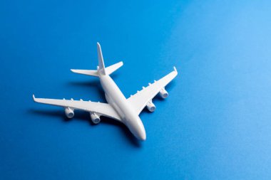 Online bilet ve turizm konsepti için uçak modeli