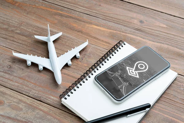 Online-Reise & Flugzeug-Icon-Anwendung auf dem Smartphone — Stockfoto