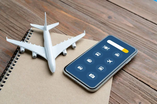 Online-Reise & Flugzeug-Icon-Anwendung auf dem Smartphone — Stockfoto