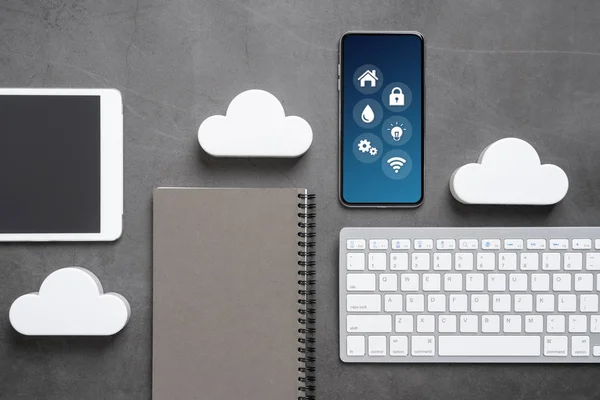 Icono de tecnología en la nube para el concepto de negocio global en un escritorio de — Foto de Stock