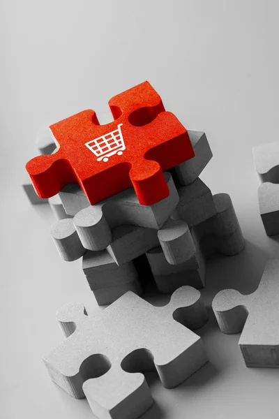 Иконка для покупок онлайн на красочном кубе головоломки — стоковое фото