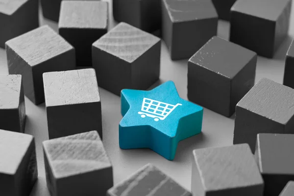 Icône shopping en ligne sur cube puzzle coloré — Photo