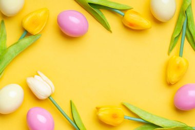 Renkli boyalı Paskalya yumurtası üstte.