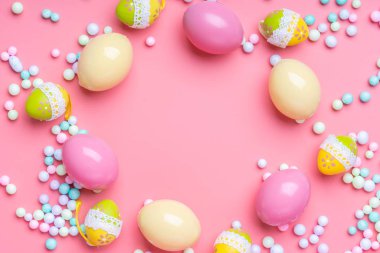 Renkli boyalı Paskalya yumurtası üstte.