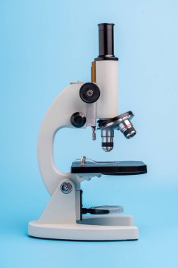 Bir laboratuarda mikroskobu kapat