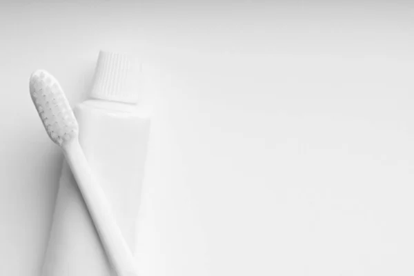 Weißes Und Eintöniges Zahnpflege Zahnbürsten Set Für Sauberes Konzept — Stockfoto