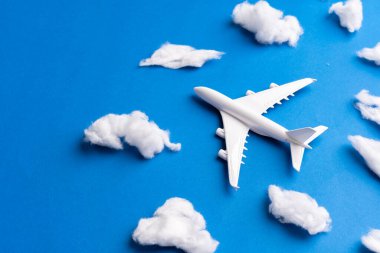 Online bilet ve turizm konsepti için uçak modeli