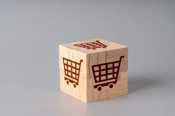 世界的な概念のための木製ジグソーパズル上のオンラインショッピングアイコン — ストック写真
