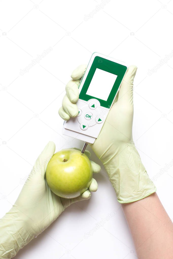 Apple analysis for nitrates and radiation