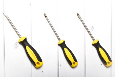 beyaz arkaplanda tornavida