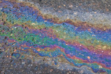 bir büyük çok renkli yağ lekesi yolda - bu çevre için çok kötü oldu