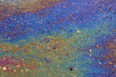 yolda büyük çok renkli yağ lekesi