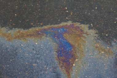 asfalt üzerinde benzin ve petrol ürünleri