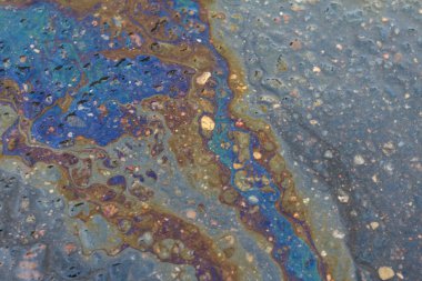 benzin asfalt yol üzerinde büyük bir çok renkli nokta