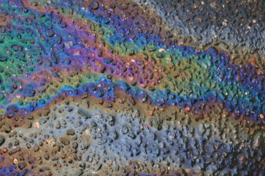 Islak asfalt üzerinde dökülen benzin büyük çok renkli yağ lekesi döndü