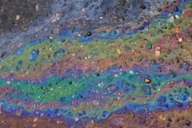 yağ birikintisi ıslak asfalt üzerinde