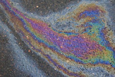 Asfalt dökülmüş benzin üzerinden büyük, korkunç bir leke çevre için çok tehlikelidir