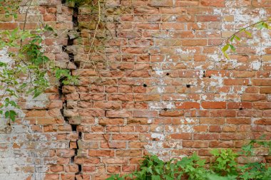 Eski tuğla duvar. Yarık ile. Arka plan.
