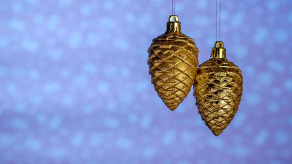 Yeni yıl. Noel. Kartı. Koniler altın vardır. Oyuncak.