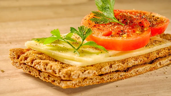 Peynir ve domates kuru ekmek arası sandviç. Lezzetli.