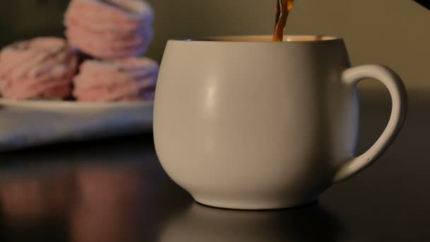 Bögre. Tea. Öntés. Marshmallows. — Stock videók