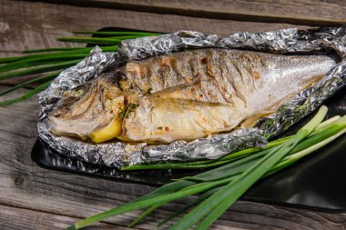 Limon ve otlar ile pişmiş balık